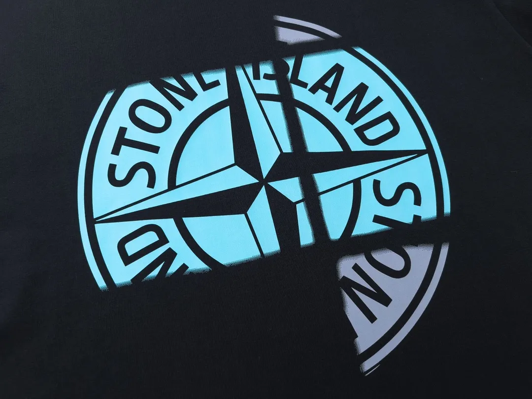 W617#P110💰 [Stone lsland/Stone Island summer new short-sleeved T-shirt with broken big compass print on the chest] ⚠️[Original creation, high control of details] Made of 260 grams of combed cotton, 32-count double yarn - Simple basic versatile style, original single quality, the first choice for couples. - Made in a large factory, four needles and five threads on the shoulder, neat alignment, high quality workmanship. - Same style for men and women, very versatile, one piece for each person Details are clearly visible. Color: Black White Size: M L